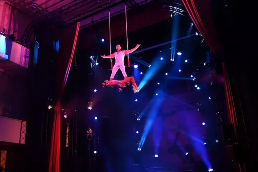 De aanwezigen worden ook getrakteerd op acrobatie van wereldniveau